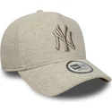 bezowa-czapka-z-zakrzywionym-daszkiem-snapback-z-bezowym-logo-9forty-e-frame-melton-new-york-yankees-mlb-new-era