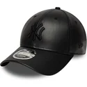 czarna-czapka-z-zakrzywionym-daszkiem-typu-snapback-z-czarnym-logo-9forty-m-crown-pu-new-york-yankees-mlb-od-new-era
