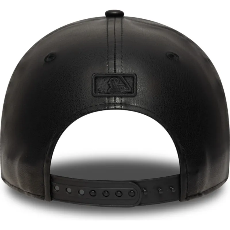 czarna-zakrzywiona-czapka-snapback-z-czarnym-logo-9forty-m-crown-pu-new-york-yankees-mlb-new-era