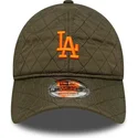 gorra-curva-verde-ajustable-con-logo-naranja-9twenty-quilted-de-los-angeles-dodgers-mlb-de-new-era