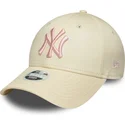 bezowa-regulowana-czapka-z-zakrzywionym-daszkiem-dla-kobiet-z-rozowym-logo-9forty-league-essential-new-york-yankees-mlb-new-era