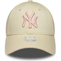 bezowa-regulowana-czapka-z-zakrzywionym-daszkiem-dla-kobiet-z-rozowym-logo-9forty-league-essential-new-york-yankees-mlb-od-new-e