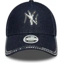 regulowana-granatowa-czapka-z-daszkiem-dla-kobiet-9forty-sequin-denim-new-york-yankees-mlb-od-new-era