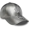 kepure-islenkta-sidabrinis-reguliuojamas-plateada-9forty-metallic-new-york-yankees-mlb-new-era