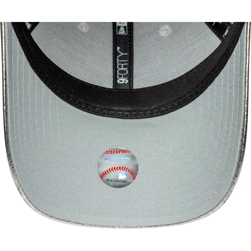 kepure-islenkta-sidabrinis-reguliuojamas-plateada-9forty-metallic-new-york-yankees-mlb-new-era
