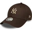 brazowa-regulowana-czapka-z-daszkiem-dla-kobiet-z-bezowym-logo-9forty-league-essential-new-york-yankees-mlb-new-era
