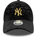 czarna-regulowana-czapka-z-daszkiem-dla-kobiet-z-zoltym-logo-9forty-leo-velour-metallic-new-york-yankees-mlb-new-era