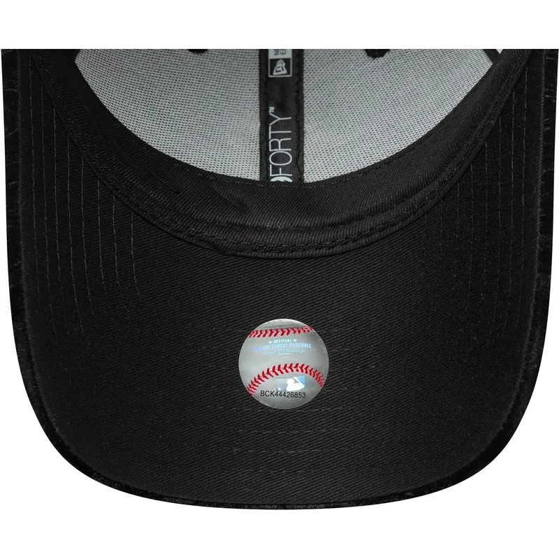 kepure-islenkta-juoda-reguliuojamas-9forty-leo-velour-metallic-new-york-yankees-mlb-new-era kepure-islenkta-juoda-reguliuojamas-9forty-leo-velour-metallic-new-york-yankees-mlb-new-era