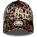 regulowana-czapka-z-zakrzywionym-daszkiem-w-panterke-dla-kobiet-9forty-leo-velour-new-york-yankees-mlb-new-era
