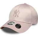 rozowa-damska-czapka-z-zakrzywionym-daszkiem-i-rozowym-logo-9forty-satin-bow-back-new-york-yankees-mlb-od-new-era