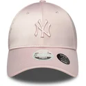 rozowa-zakrzywiona-czapka-z-daszkiem-z-regulacja-dla-kobiet-z-rozowym-logo-9forty-satin-bow-back-new-york-yankees-mlb-od-new-era