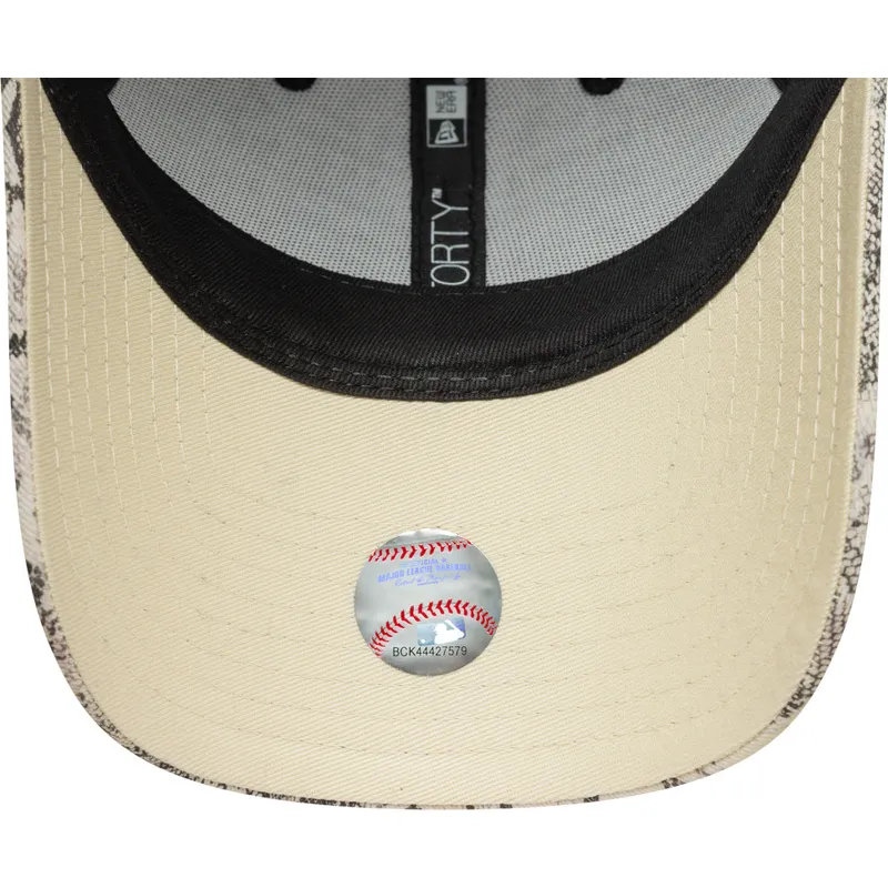 szara-regulowana-czapka-z-zakrzywionym-daszkiem-dla-kobiet-9forty-snake-new-york-yankees-mlb-new-era