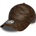 brazowa-regulowana-czapka-z-daszkiem-dla-kobiet-z-brazowym-logo-9twenty-worn-pu-new-york-yankees-mlb-new-era