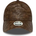 brazowa-regulowana-czapka-z-daszkiem-dla-kobiet-z-brazowym-logo-9twenty-worn-pu-new-york-yankees-mlb-new-era