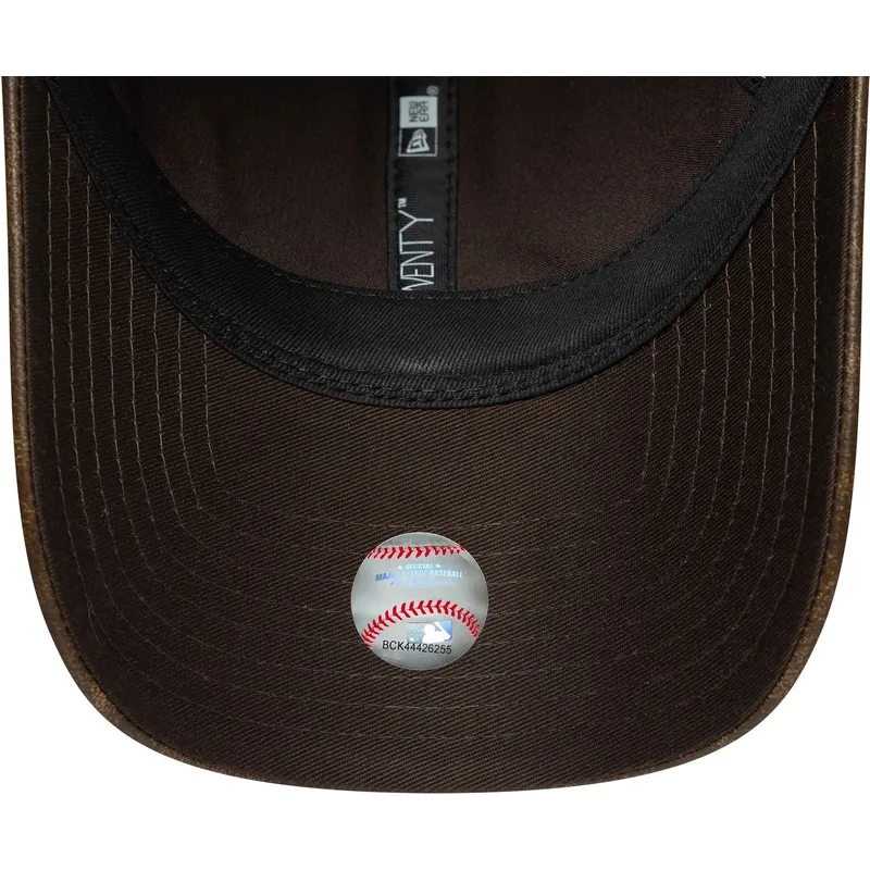 kepure-islenkta-ruda-reguliuojamas-9twenty-worn-pu-new-york-yankees-mlb-new-era