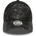 czarna-regulowana-czapka-z-zakrzywionym-daszkiem-dla-kobiet-z-czarnym-logo-9twenty-worn-pu-new-york-yankees-mlb-od-new-era
