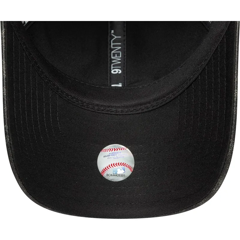 czarna-regulowana-czapka-z-zakrzywionym-daszkiem-dla-kobiet-z-czarnym-logo-9twenty-worn-pu-new-york-yankees-mlb-new-era