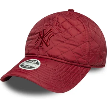 Czerwona regulowana czapka z zakrzywionym daszkiem dla kobiet z czerwonym logo 9TWENTY Padded New York Yankees MLB od New Era