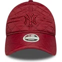 czerwona-regulowana-czapka-z-zakrzywionym-daszkiem-dla-kobiet-z-czerwonym-logo-9twenty-padded-new-york-yankees-mlb-od-new-era