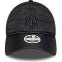 czarna-zakrzywiona-regulowana-czapka-damska-z-czarnym-logo-9twenty-padded-new-york-yankees-mlb-od-new-era