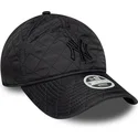 czarna-zakrzywiona-regulowana-czapka-damska-z-czarnym-logo-9twenty-padded-new-york-yankees-mlb-od-new-era