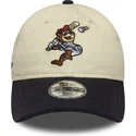 bezowo-granatowa-zakrzywiona-czapka-dziecieca-9twenty-mascot-new-era-z-regulacja