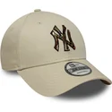 bezowa-regulowana-czapka-z-zakrzywionym-daszkiem-9forty-camo-infill-new-york-yankees-mlb-new-era