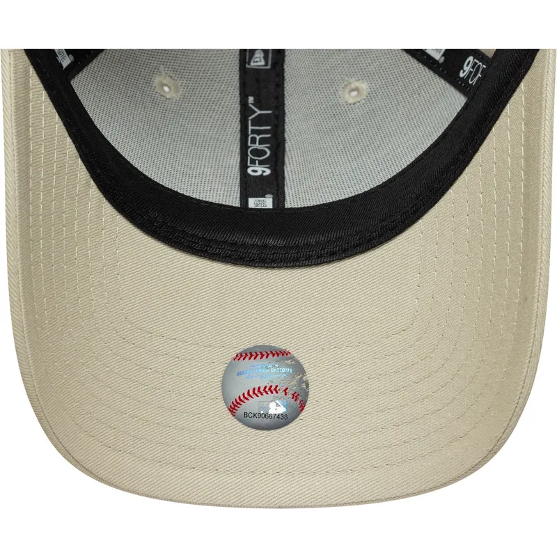 kepure-islenkta-smelio-reguliuojamas-rosa-9forty-league-essential-new-york-yankees-mlb-new-era