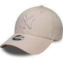 rozowa-regulowana-czapka-z-zakrzywionym-daszkiem-z-rozowym-logo-dla-kobiet-9forty-metallic-logo-new-york-yankees-mlb-new-era