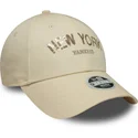 gorra-curva-beige-ajustable-para-mujer-9forty-sequin-wordmark-de-new-york-yankees-mlb-de-new-era