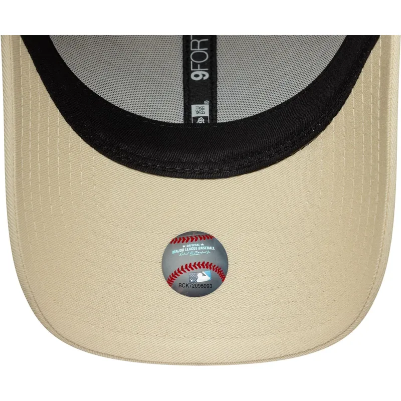 gorra-curva-beige-ajustable-para-mujer-9forty-sequin-wordmark-de-new-york-yankees-mlb-de-new-era