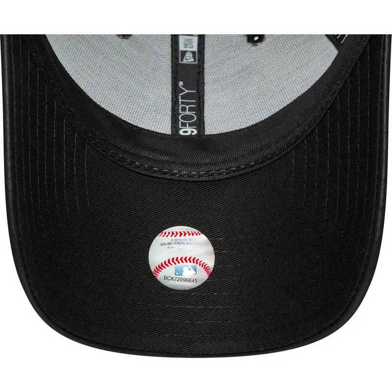 kepure-islenkta-juoda-reguliuojamas-9forty-pu-new-york-yankees-mlb-new-era