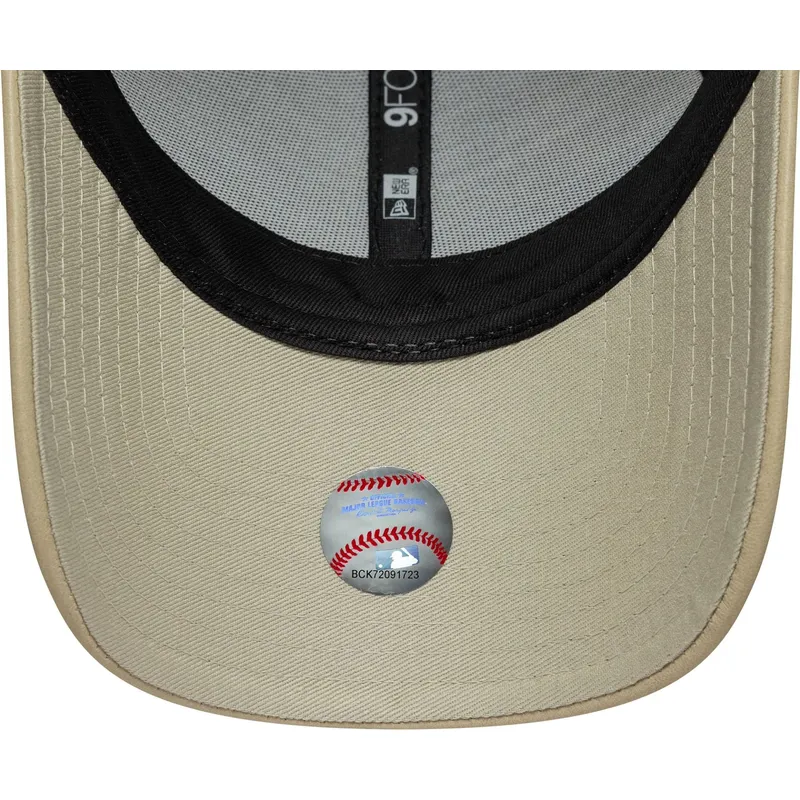 gorra-curva-beige-ajustable-con-logo-beige-para-mujer-9forty-pu-de-new-york-yankees-mlb-de-new-era