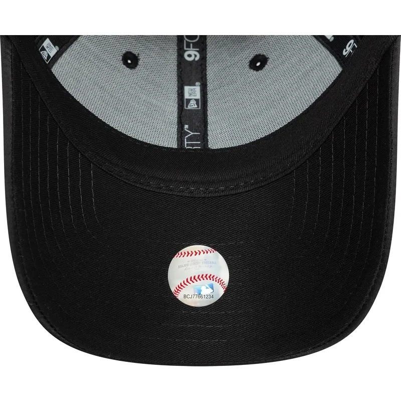 czarna-zakrzywiona-czapka-snapback-z-czarnym-logo-dla-kobiet-9forty-satin-new-york-yankees-mlb-new-era