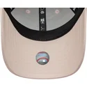 rozowa-regulowana-czapka-z-zakrzywionym-daszkiem-z-rozowym-logo-dla-kobiet-9forty-satin-new-york-yankees-mlb-new-era