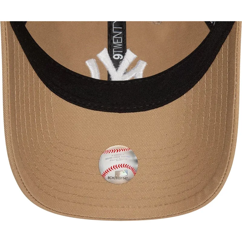 cap-islenkta-brown-adjustable-strap-claro-9twenty-league-essential-new-york-yankees-mlb-new-era