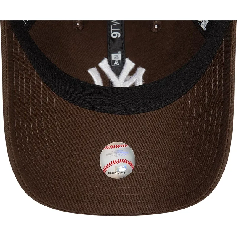 kepure-islenkta-ruda-reguliuojama-juostele-9twenty-league-essential-new-york-yankees-mlb-new-era