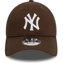 brazowa-regulowana-czapka-z-zakrzywionym-daszkiem-9twenty-league-essential-new-york-yankees-mlb-new-era