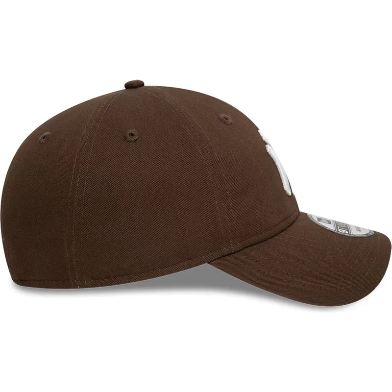 kepure-islenkta-ruda-reguliuojama-juostele-9twenty-league-essential-new-york-yankees-mlb-new-era