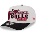 gorra-curva-beige-y-negra-snapback-9fifty-a-frame-classic-de-chicago-bulls-nba-de-new-era