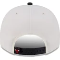gorra-curva-beige-y-negra-snapback-9fifty-a-frame-classic-de-chicago-bulls-nba-de-new-era