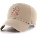 brazowa-regulowana-czapka-z-zakrzywionym-daszkiem-z-brazowym-logo-clean-up-no-loop-label-new-york-yankees-mlb-od-47-brand