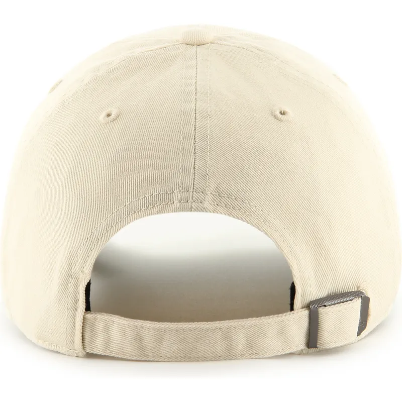 gorra-curva-beige-ajustable-clean-up-base-runner-script-de-new-york-yankees-mlb-de-47-brand
