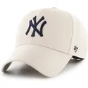 bezowa-regulowana-czapka-z-zakrzywionym-daszkiem-z-granatowym-logo-mvp-new-york-yankees-mlb-od-47-brand
