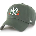 gorra-curva-verde-ajustable-clean-up-icon-alt-strawberry-de-new-york-yankees-mlb-de-47-brand