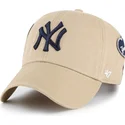 gorra-curva-khaki-ajustable-clean-up-badges-de-new-york-yankees-mlb-de-47-brand