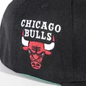 kepure-plokscia-juoda-snapback-triple-play-chicago-bulls-nba-mitchell-ness