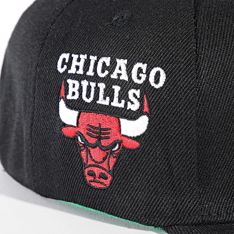 kepure-plokscia-juoda-snapback-triple-play-chicago-bulls-nba-mitchell-ness