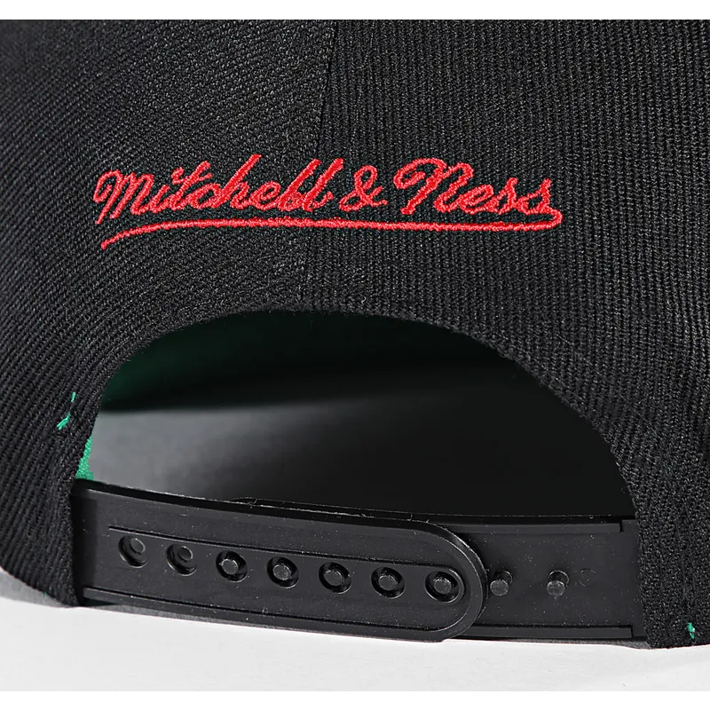 kepure-plokscia-juoda-snapback-triple-play-chicago-bulls-nba-mitchell-ness