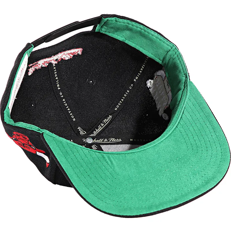kepure-plokscia-juoda-snapback-triple-play-chicago-bulls-nba-mitchell-ness